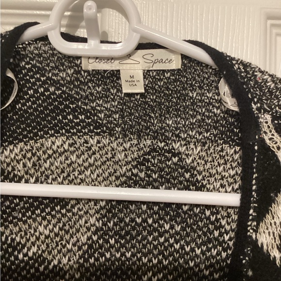 Patterned cardigan. - Picture 3 of 3